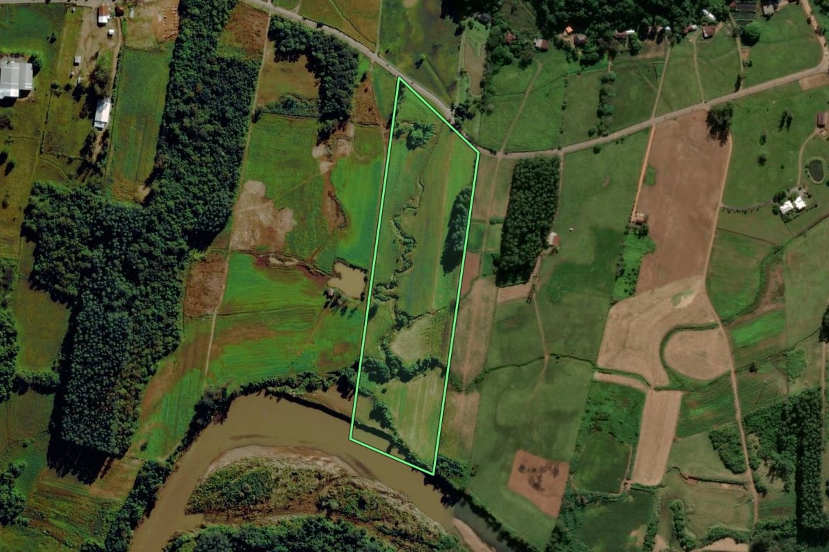Imagem de satélite do imóvel rural em Bom Princípio (RS), com o contorno declarado no CAR desenhado por cima.