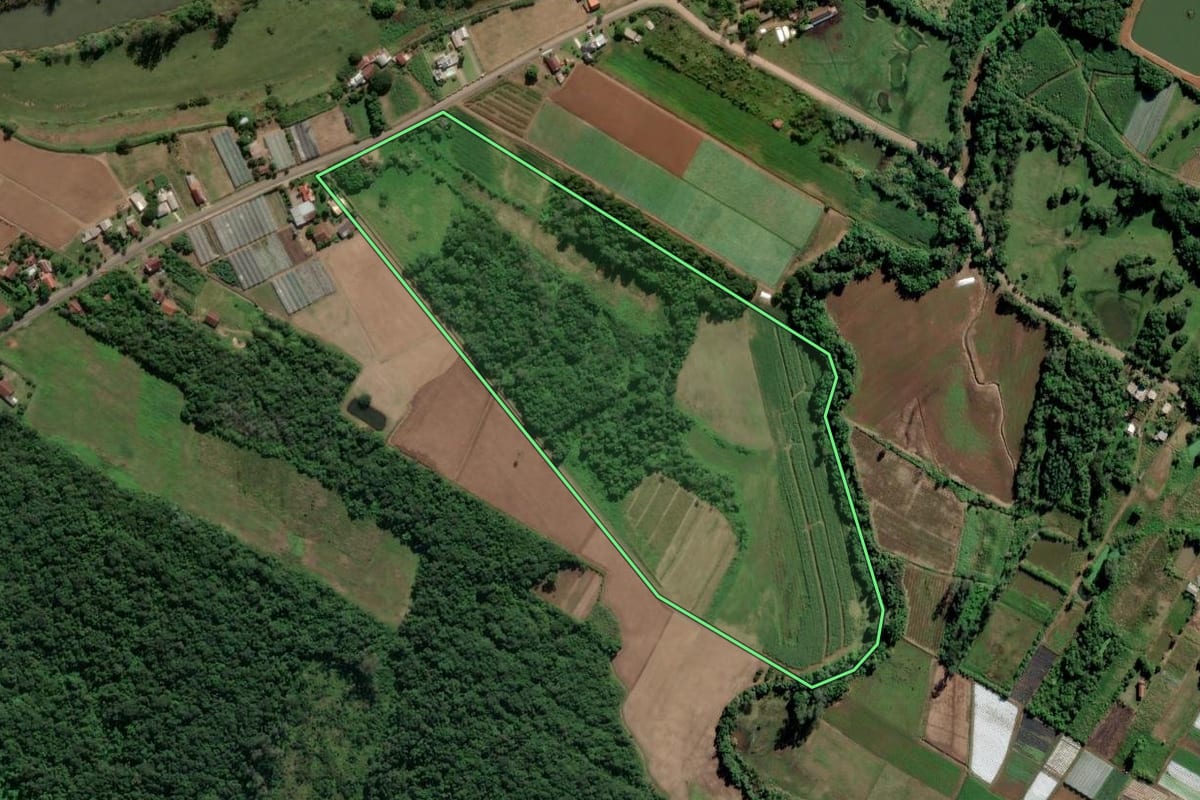 Imagem de satélite do imóvel rural em Bom Princípio (RS), com o contorno declarado no CAR desenhado por cima.