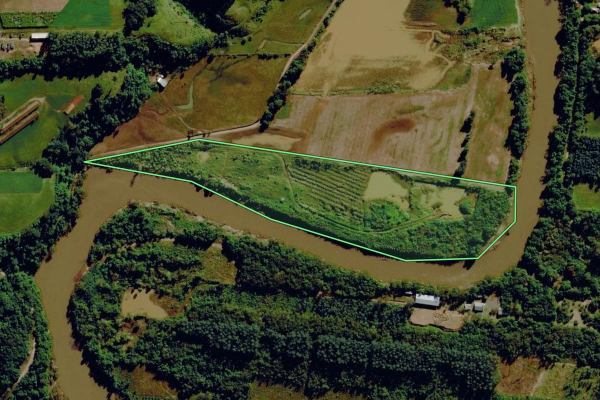 Imagem de satélite do imóvel rural em Bom Princípio (RS), com o contorno declarado no CAR desenhado por cima.