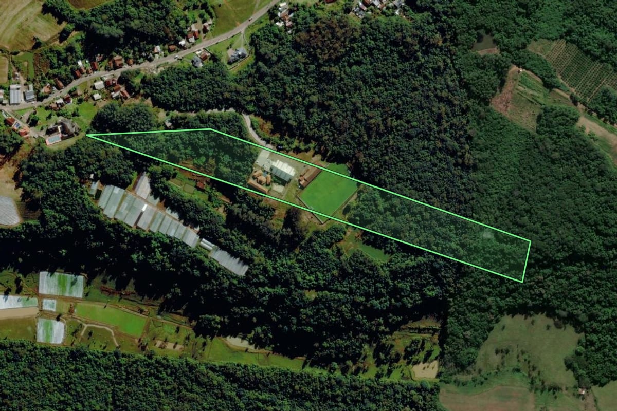Imagem de satélite do imóvel rural em Bom Princípio (RS), com o contorno declarado no CAR desenhado por cima.
