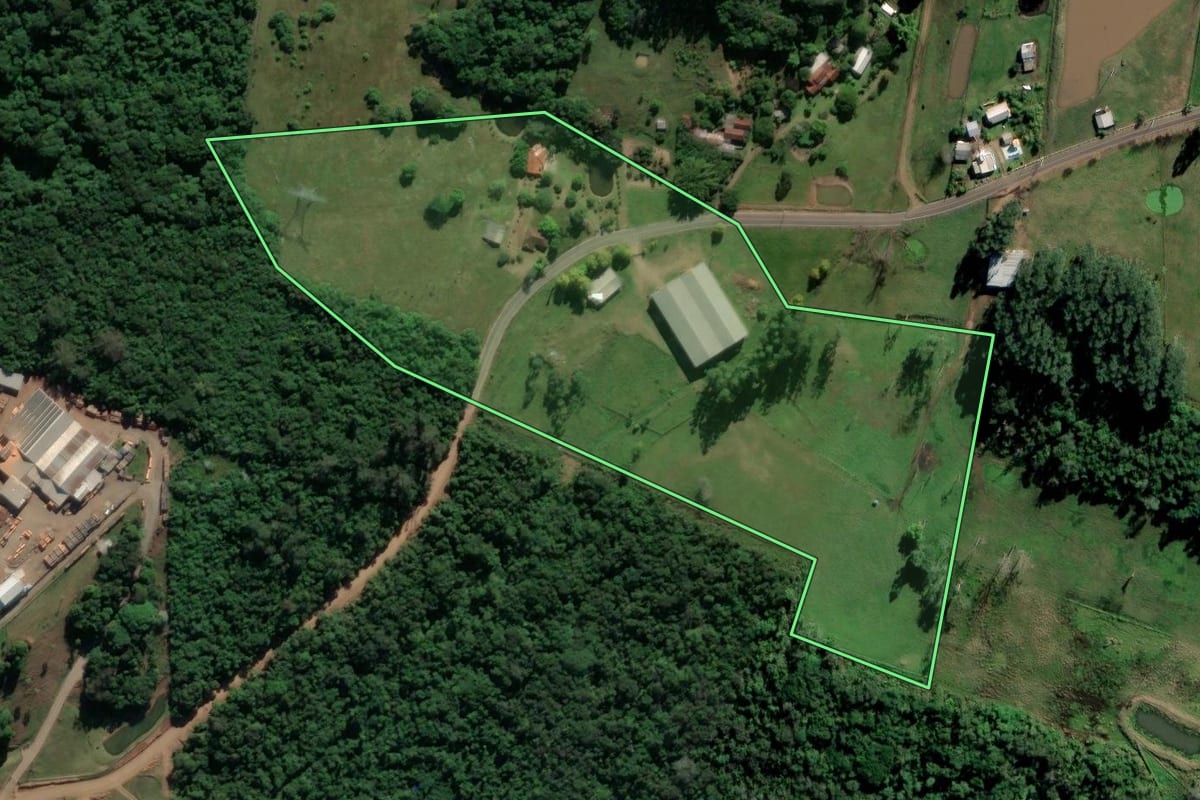 Imagem de satélite do imóvel rural em Bom Princípio (RS), com o contorno declarado no CAR desenhado por cima.