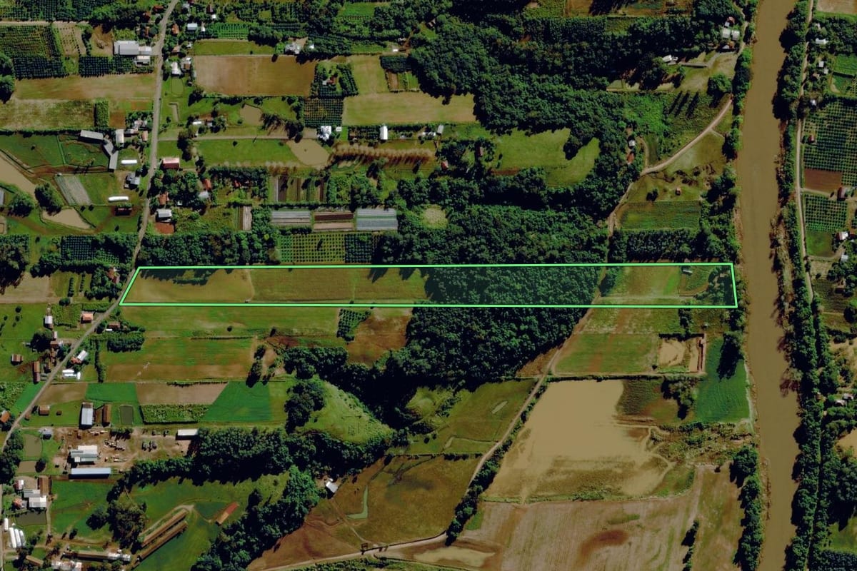 Imagem de satélite do imóvel rural em Bom Princípio (RS), com o contorno declarado no CAR desenhado por cima.