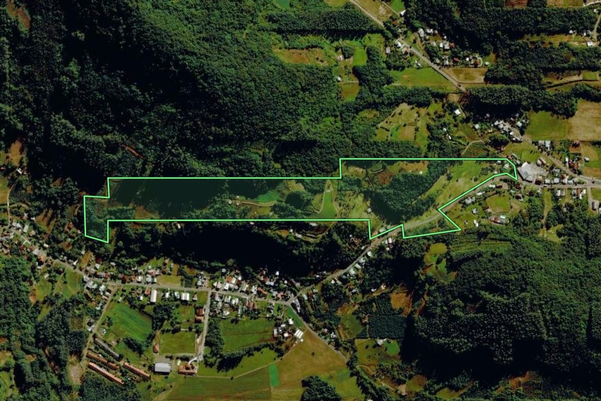 Imagem de satélite do imóvel rural em Bom Princípio (RS), com o contorno declarado no CAR desenhado por cima.