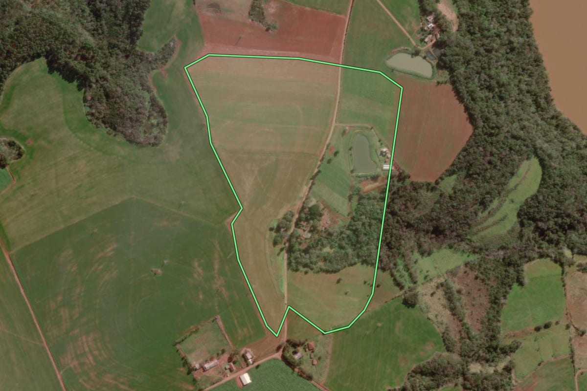 Imagem de satélite do imóvel rural em Bom Progresso (RS), com o contorno declarado no CAR desenhado por cima.