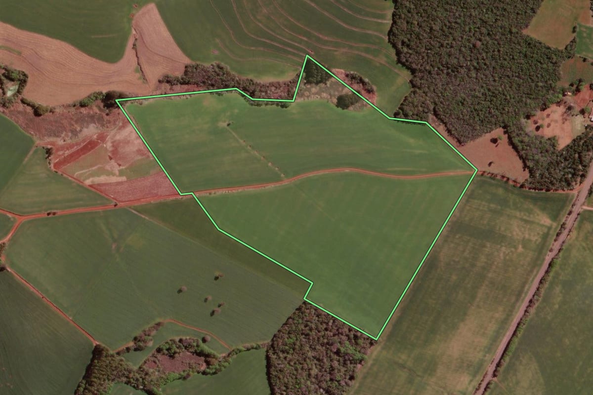 Imagem de satélite do imóvel rural em Bom Progresso (RS), com o contorno declarado no CAR desenhado por cima.
