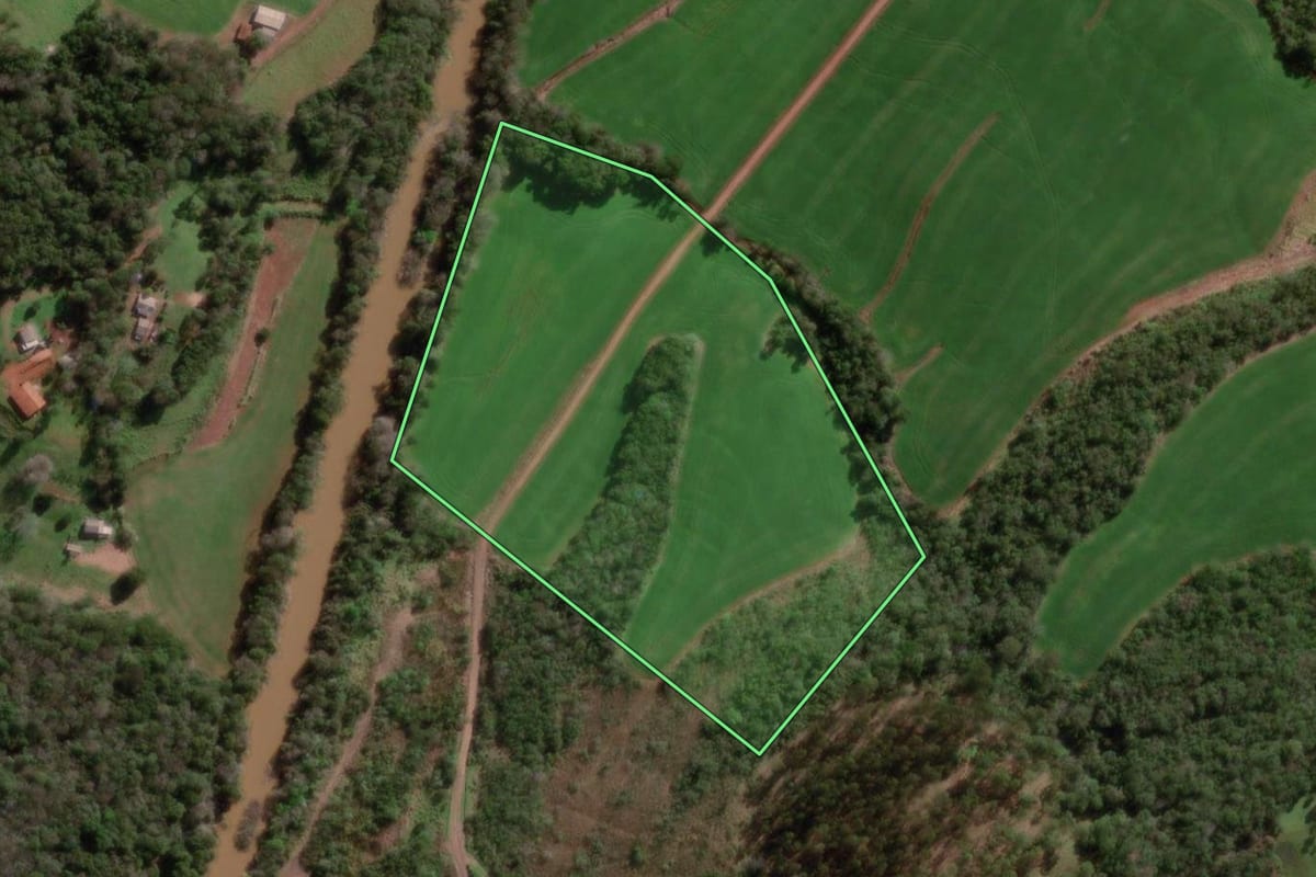 Imagem de satélite do imóvel rural em Bom Progresso (RS), com o contorno declarado no CAR desenhado por cima.