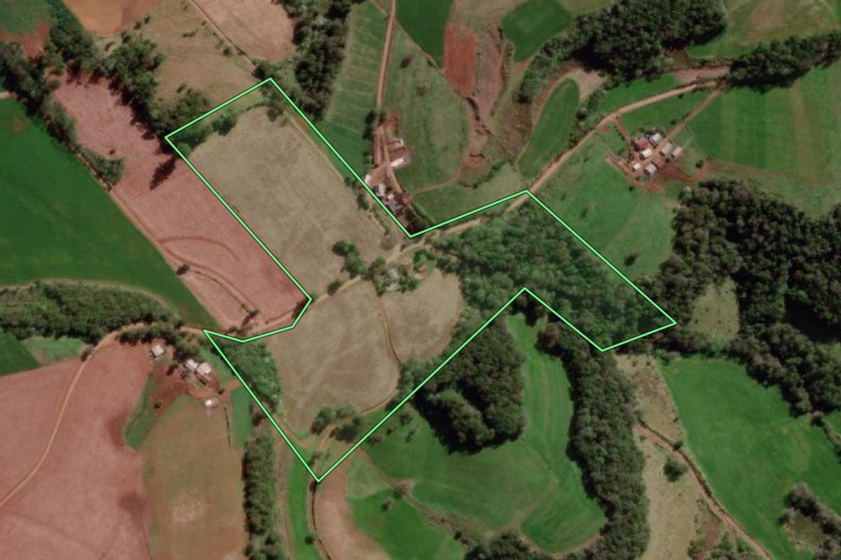 Imagem de satélite do imóvel rural em Bom Progresso (RS), com o contorno declarado no CAR desenhado por cima.