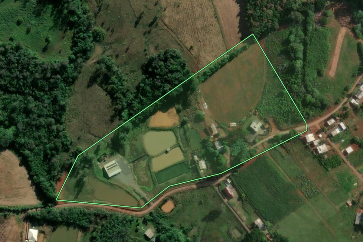Imagem de satélite do imóvel rural em Bom Retiro do Sul (RS), com o contorno declarado no CAR desenhado por cima.