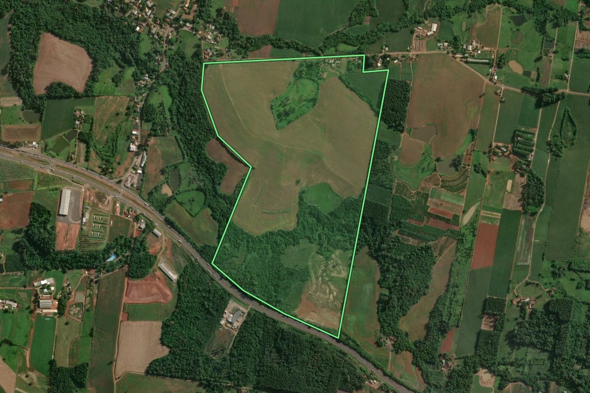 Imagem de satélite do imóvel rural em Bom Retiro do Sul (RS), com o contorno declarado no CAR desenhado por cima.