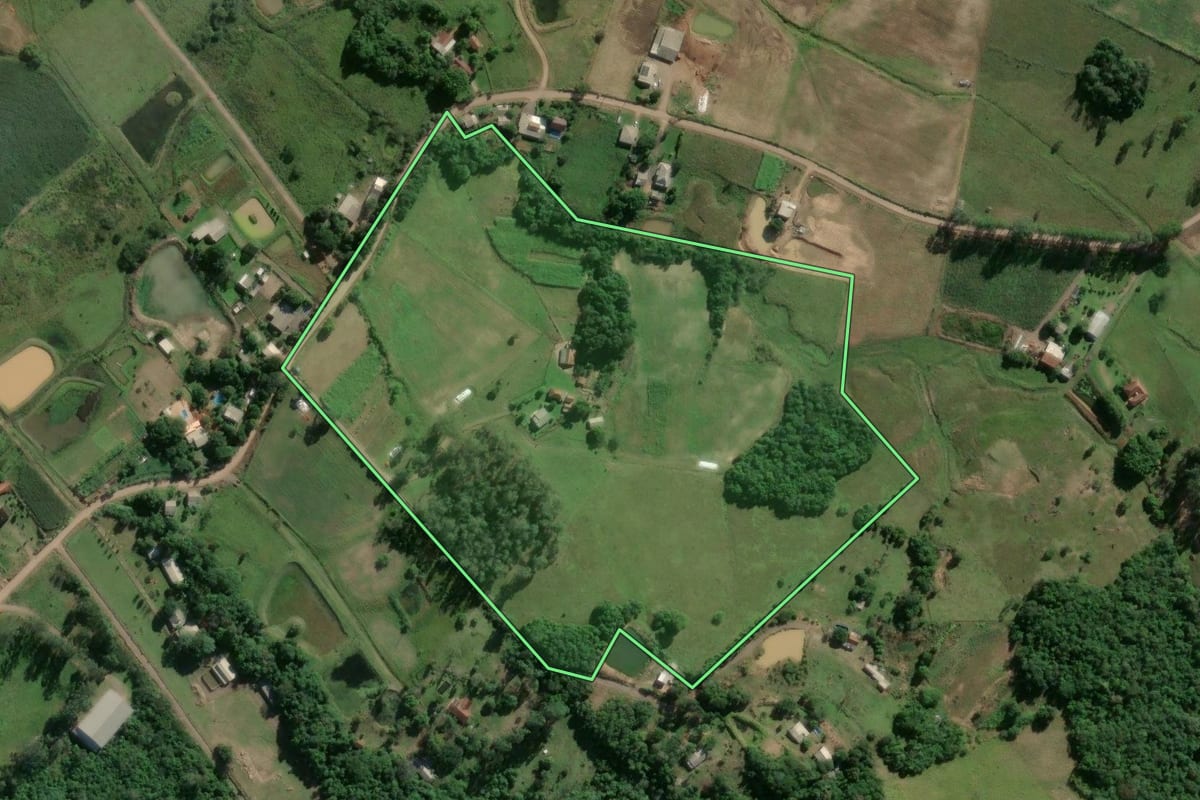 Imagem de satélite do imóvel rural em Bom Retiro do Sul (RS), com o contorno declarado no CAR desenhado por cima.