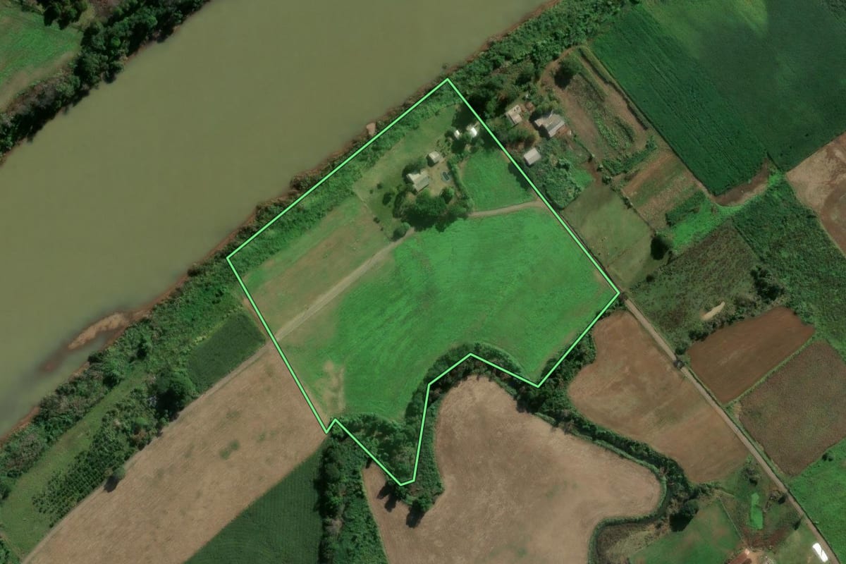 Imagem de satélite do imóvel rural em Bom Retiro do Sul (RS), com o contorno declarado no CAR desenhado por cima.