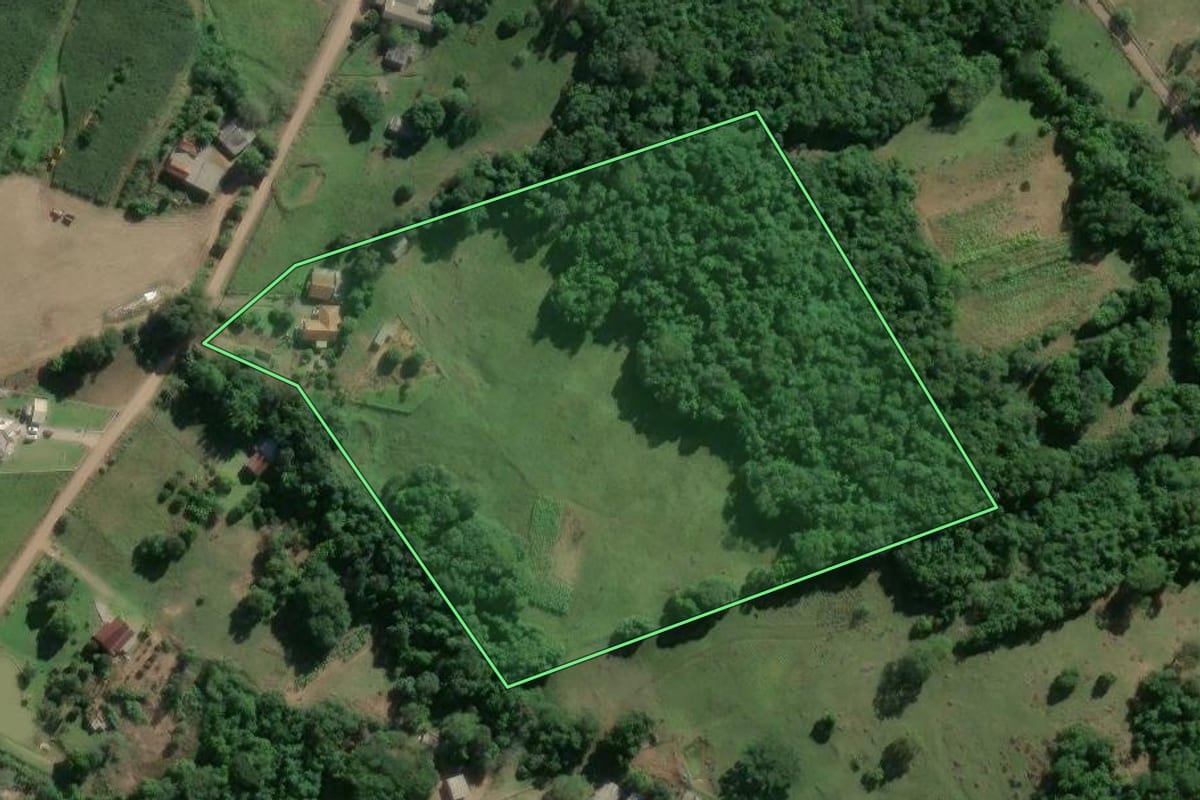 Imagem de satélite do imóvel rural em Bom Retiro do Sul (RS), com o contorno declarado no CAR desenhado por cima.