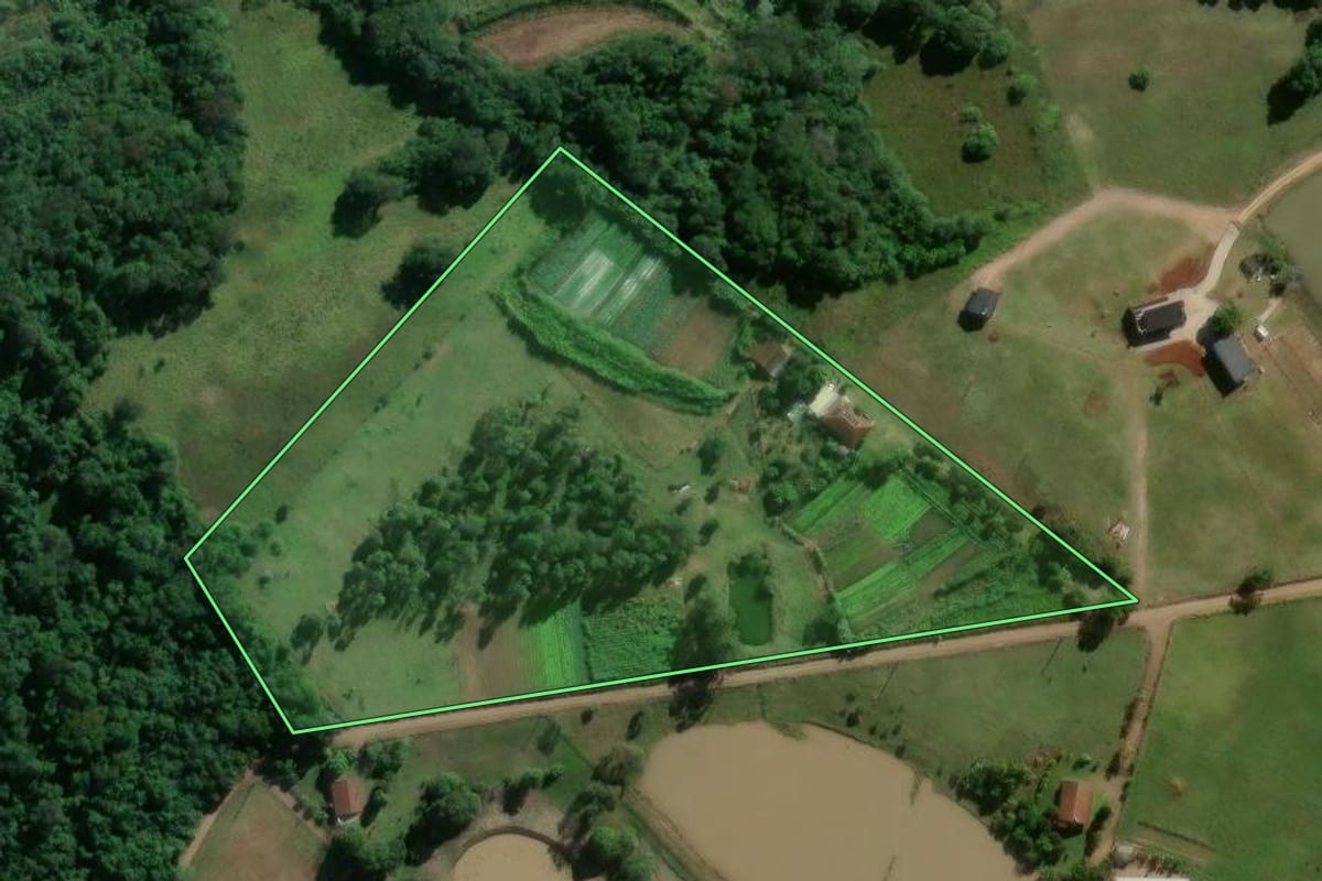 Imagem de satélite do imóvel rural em Bom Retiro do Sul (RS), com o contorno declarado no CAR desenhado por cima.