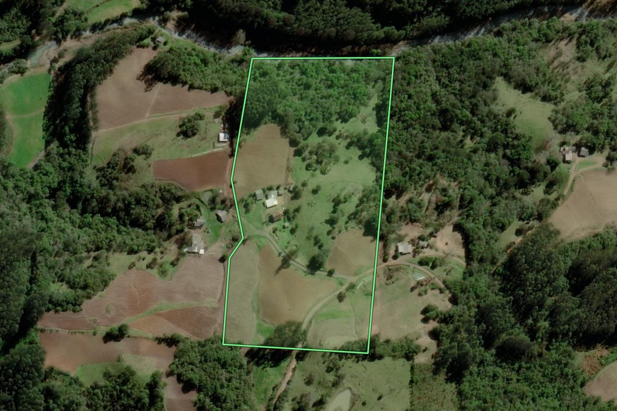 Imagem de satélite do imóvel rural em Boqueirão do Leão (RS), com o contorno declarado no CAR desenhado por cima.