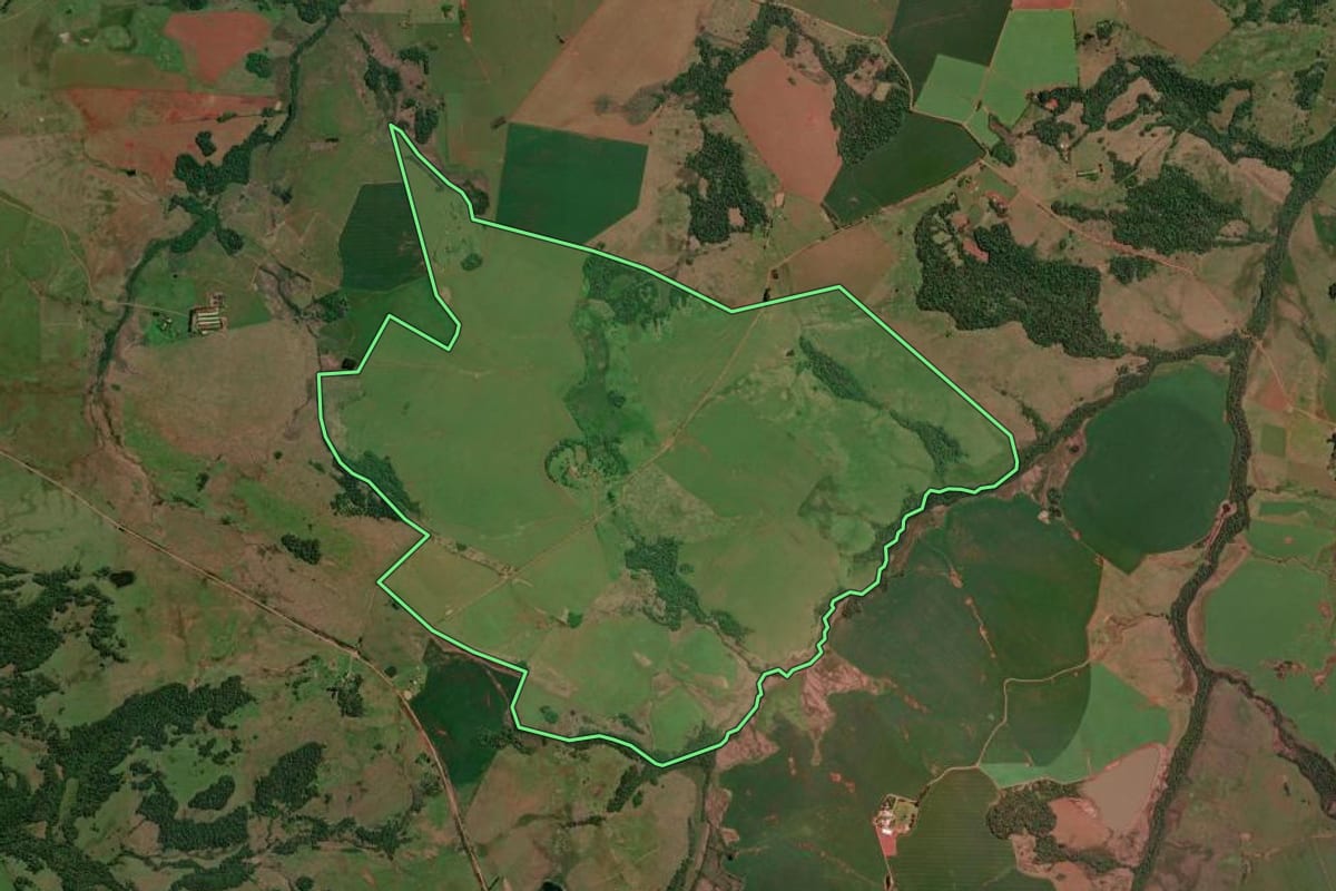 Imagem de satélite do imóvel rural em Bossoroca (RS), com o contorno declarado no CAR desenhado por cima.