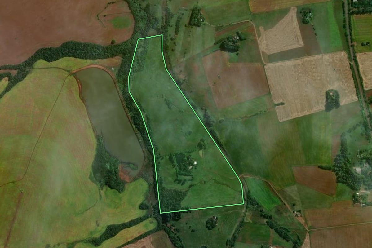 Imagem de satélite do imóvel rural em Bossoroca (RS), com o contorno declarado no CAR desenhado por cima.