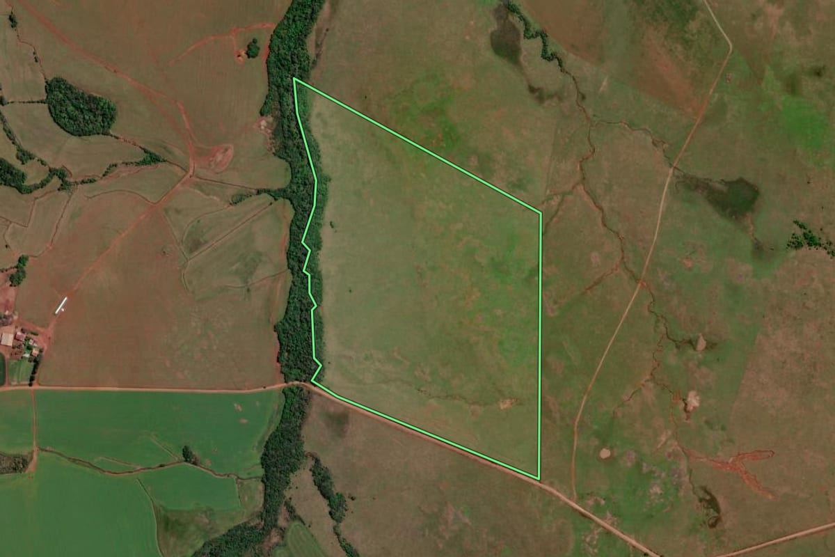 Imagem de satélite do imóvel rural em Bossoroca (RS), com o contorno declarado no CAR desenhado por cima.