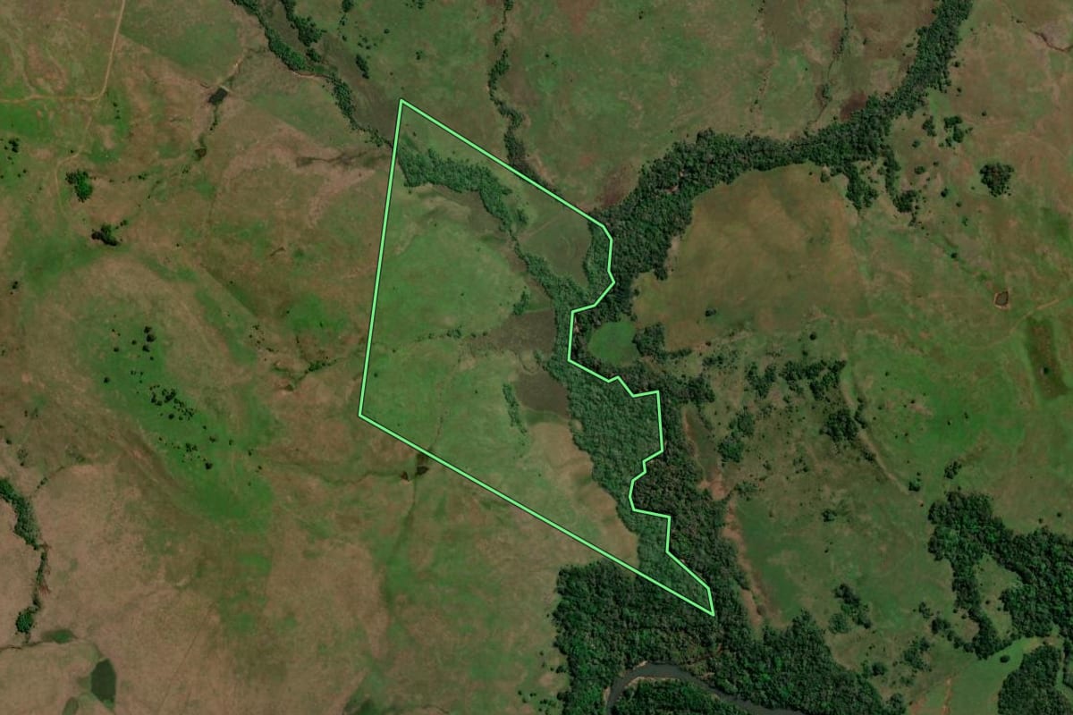 Imagem de satélite do imóvel rural em Bossoroca (RS), com o contorno declarado no CAR desenhado por cima.