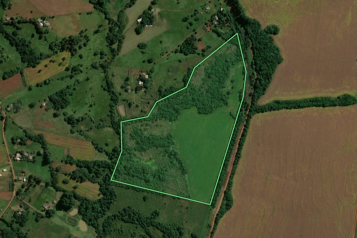 Imagem de satélite do imóvel rural em Bossoroca (RS), com o contorno declarado no CAR desenhado por cima.