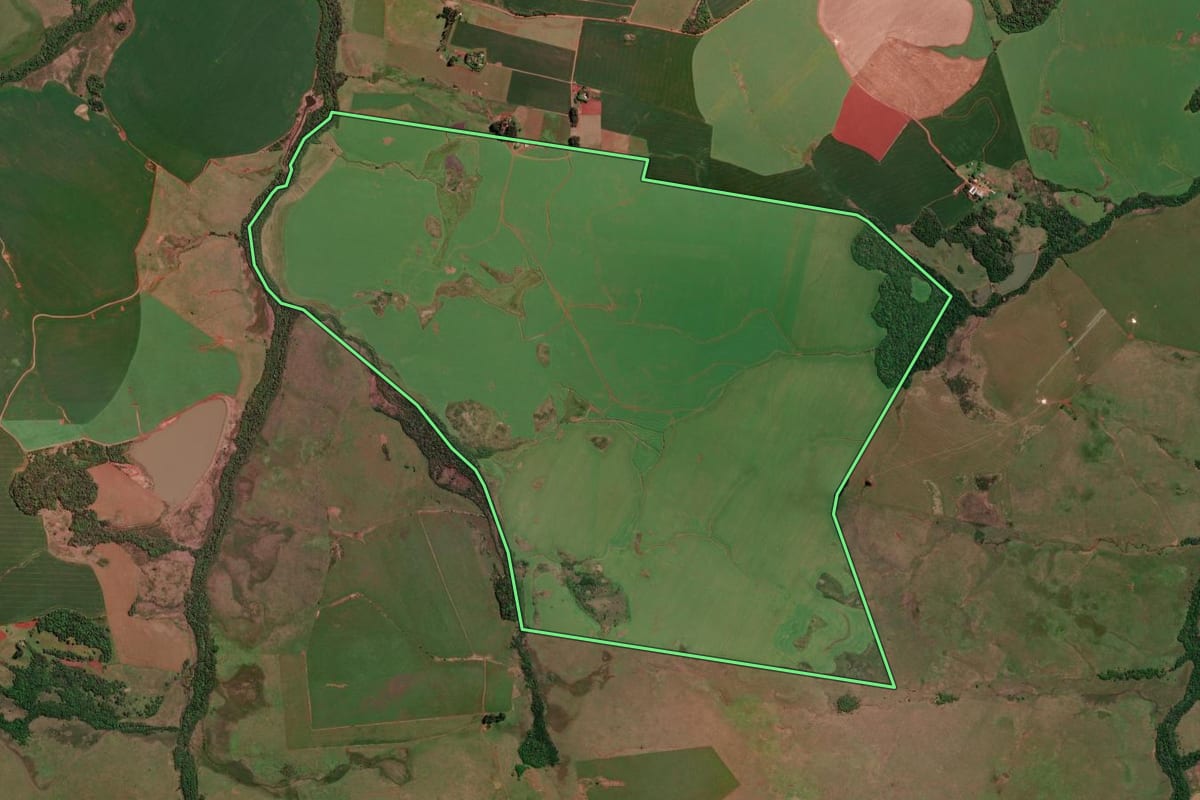 Imagem de satélite do imóvel rural em Bossoroca (RS), com o contorno declarado no CAR desenhado por cima.