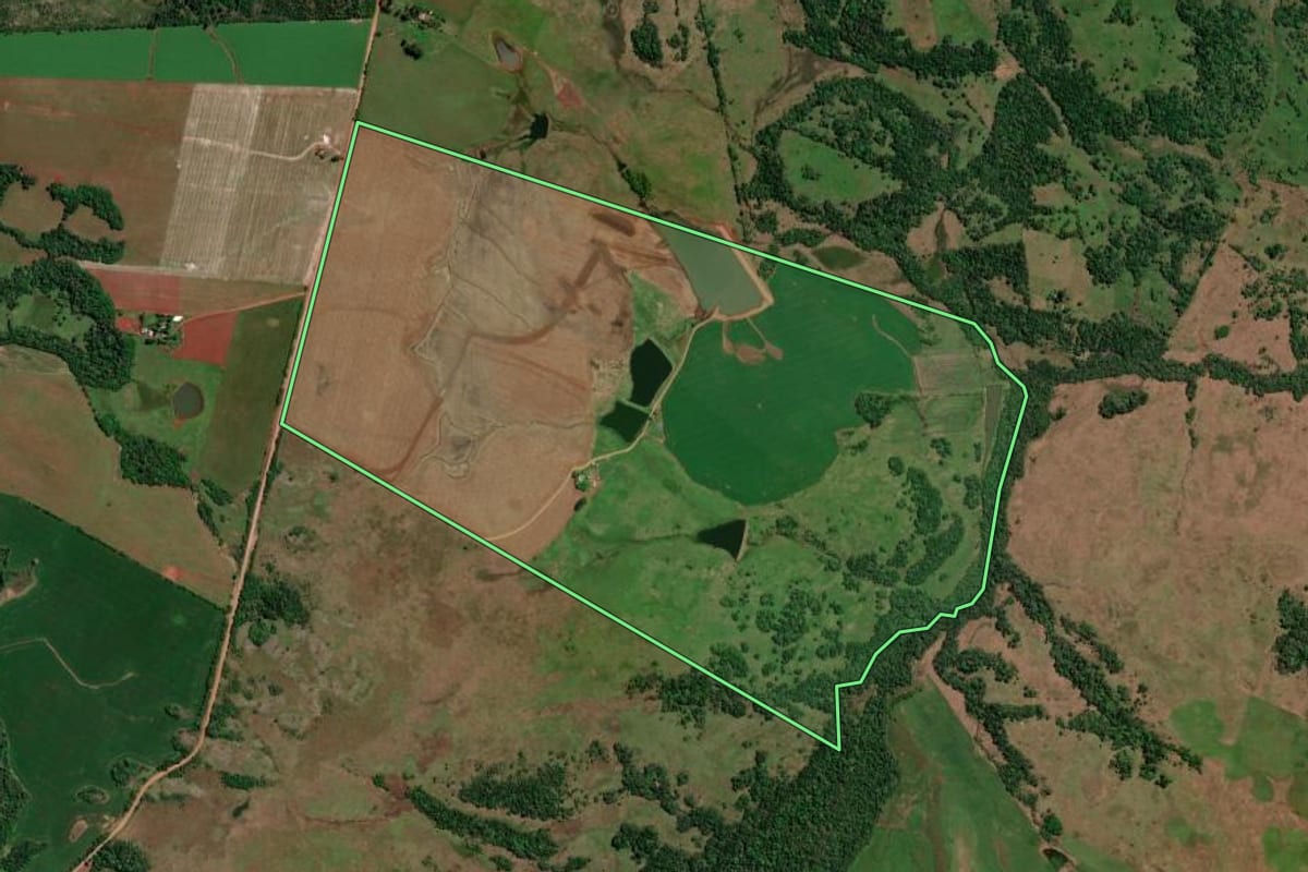Imagem de satélite do imóvel rural em Bossoroca (RS), com o contorno declarado no CAR desenhado por cima.