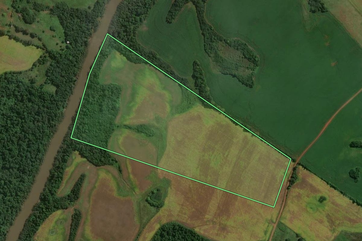 Imagem de satélite do imóvel rural em Bossoroca (RS), com o contorno declarado no CAR desenhado por cima.
