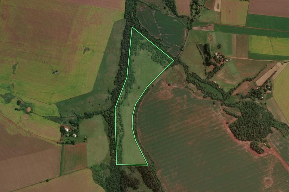 Imagem de satélite do imóvel rural em Bossoroca (RS), com o contorno declarado no CAR desenhado por cima.