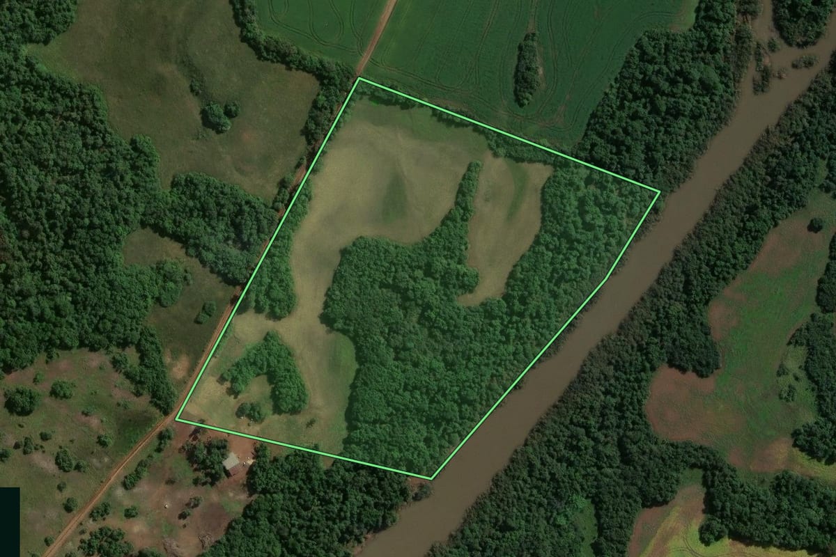 Imagem de satélite do imóvel rural em Bossoroca (RS), com o contorno declarado no CAR desenhado por cima.