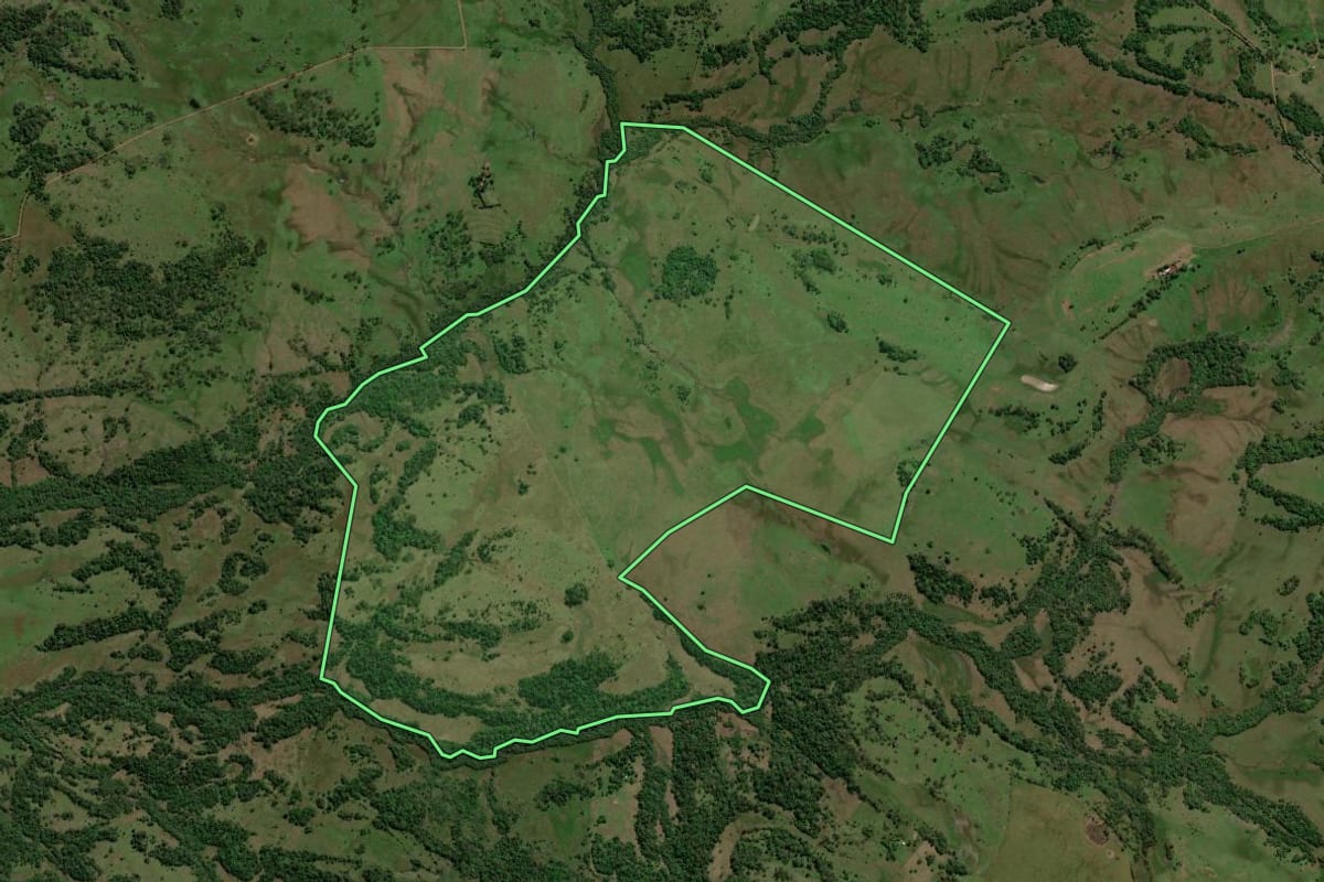 Imagem de satélite do imóvel rural em Bossoroca (RS), com o contorno declarado no CAR desenhado por cima.