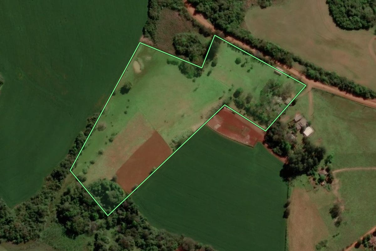 Imagem de satélite do imóvel rural em Bossoroca (RS), com o contorno declarado no CAR desenhado por cima.