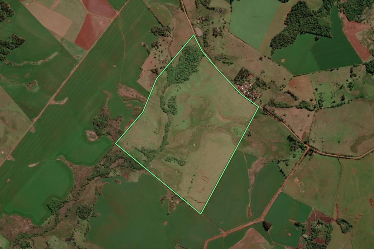 Imagem de satélite do imóvel rural em Bossoroca (RS), com o contorno declarado no CAR desenhado por cima.