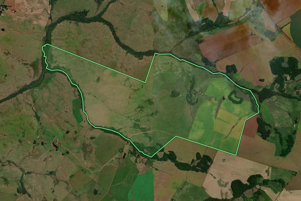 Imagem de satélite do imóvel rural em Bossoroca (RS), com o contorno declarado no CAR desenhado por cima.