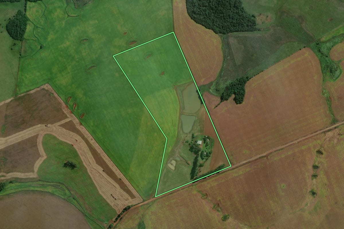 Imagem de satélite do imóvel rural em Bossoroca (RS), com o contorno declarado no CAR desenhado por cima.