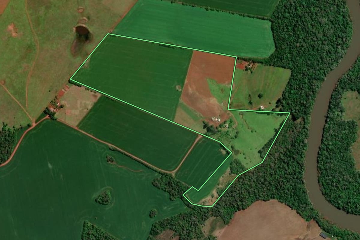 Imagem de satélite do imóvel rural em Bossoroca (RS), com o contorno declarado no CAR desenhado por cima.