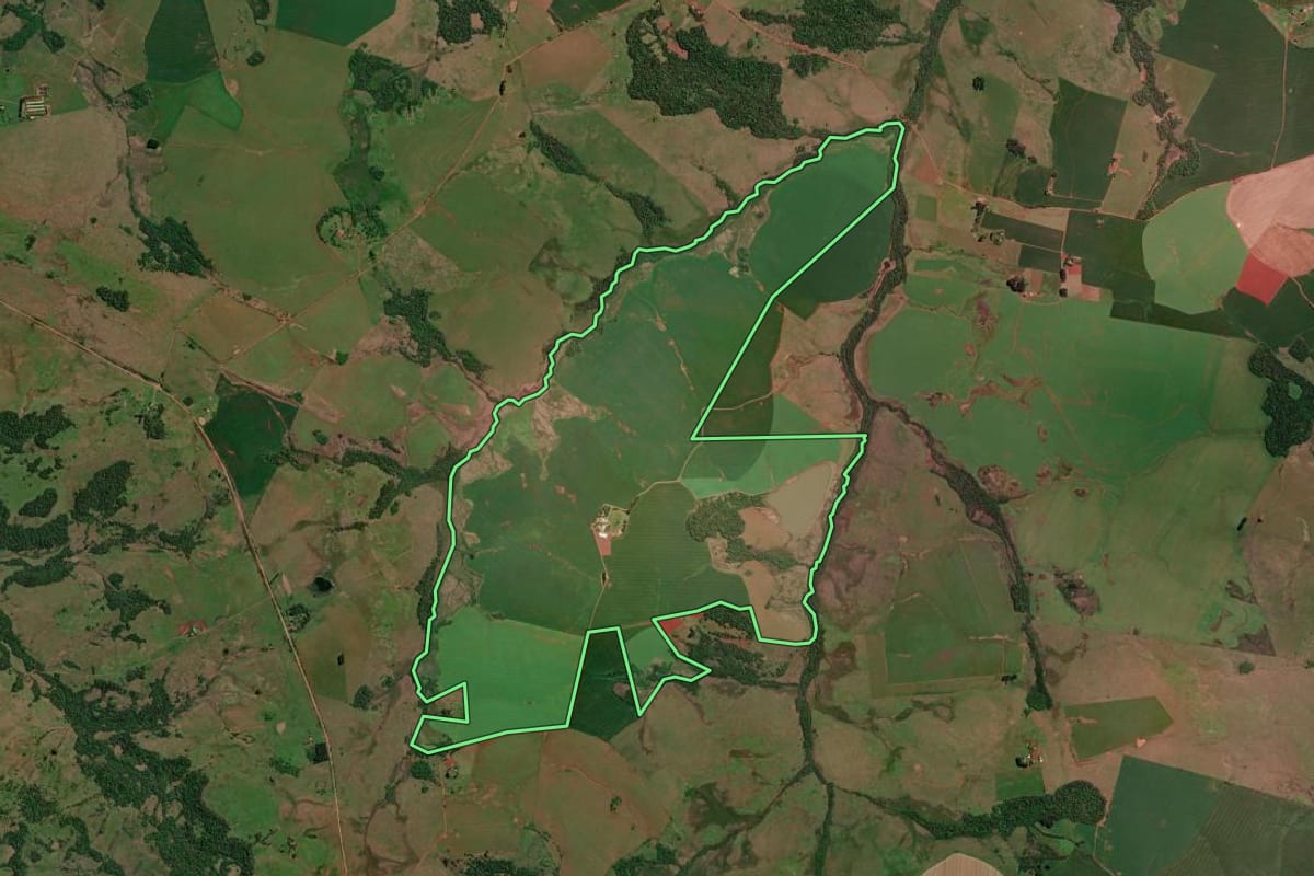Imagem de satélite do imóvel rural em Bossoroca (RS), com o contorno declarado no CAR desenhado por cima.
