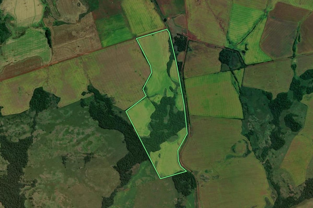 Imagem de satélite do imóvel rural em Bossoroca (RS), com o contorno declarado no CAR desenhado por cima.
