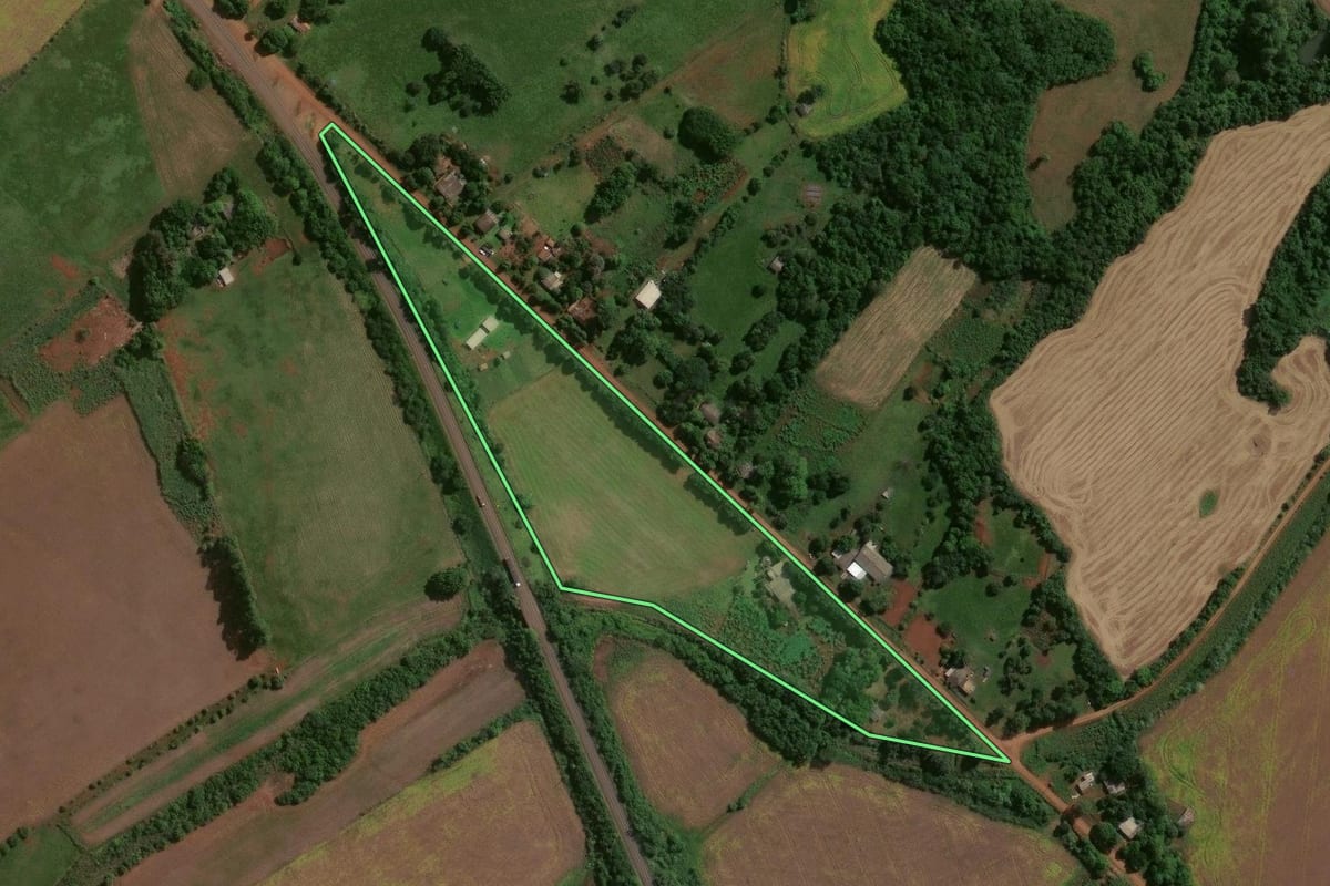 Imagem de satélite do imóvel rural em Bossoroca (RS), com o contorno declarado no CAR desenhado por cima.