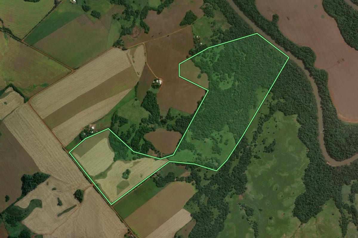 Imagem de satélite do imóvel rural em Bossoroca (RS), com o contorno declarado no CAR desenhado por cima.