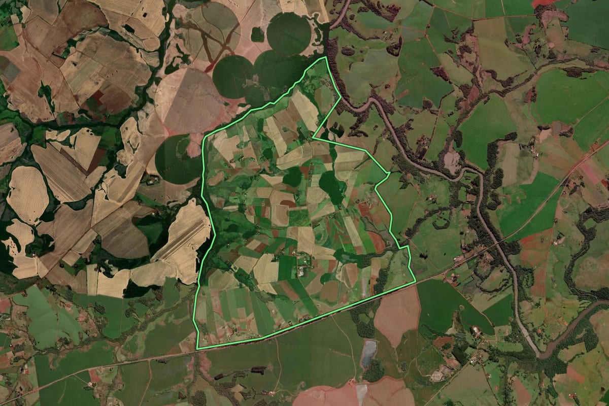 Imagem de satélite do imóvel rural em Bossoroca (RS), com o contorno declarado no CAR desenhado por cima.
