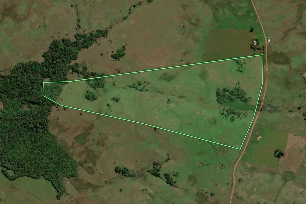 Imagem de satélite do imóvel rural em Bossoroca (RS), com o contorno declarado no CAR desenhado por cima.