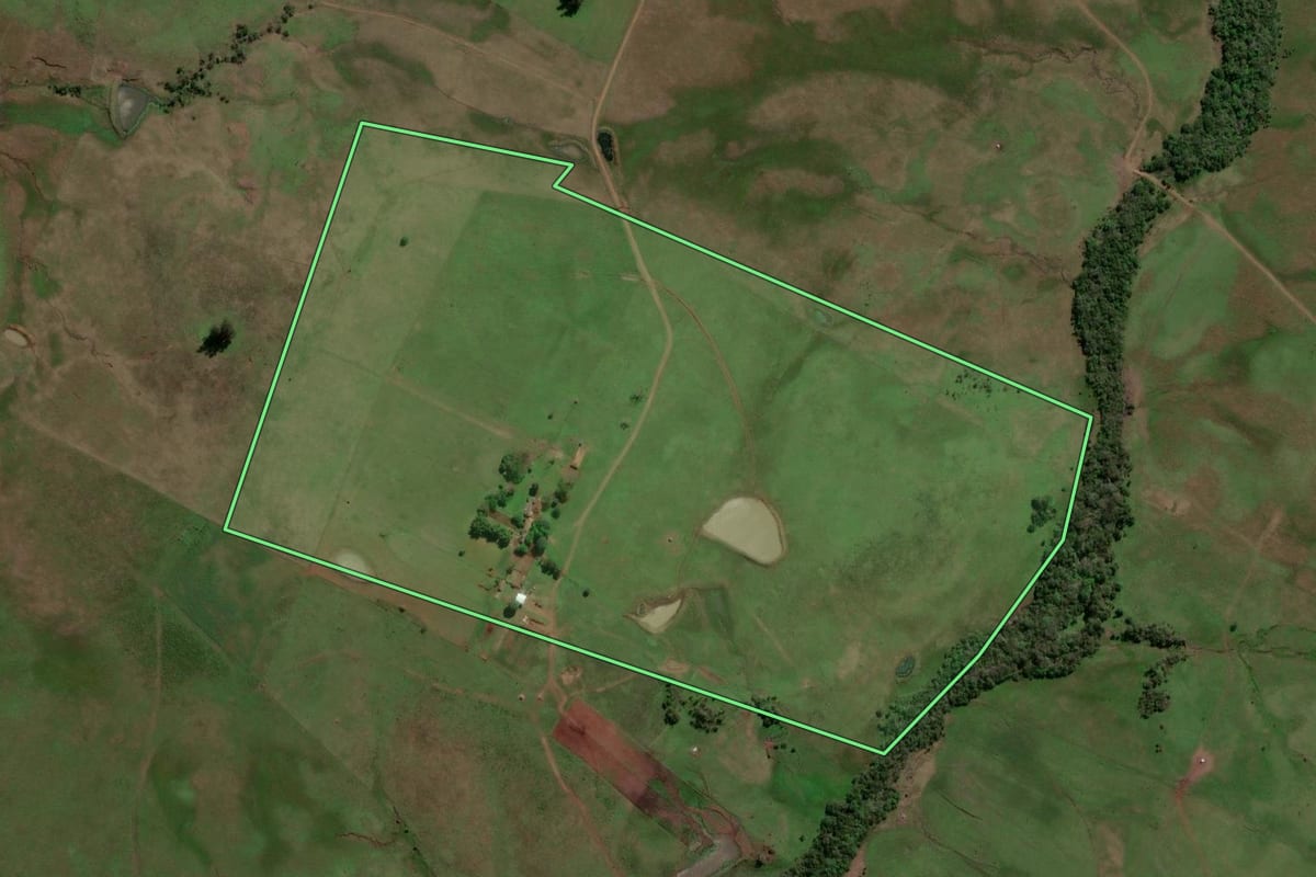 Imagem de satélite do imóvel rural em Bossoroca (RS), com o contorno declarado no CAR desenhado por cima.