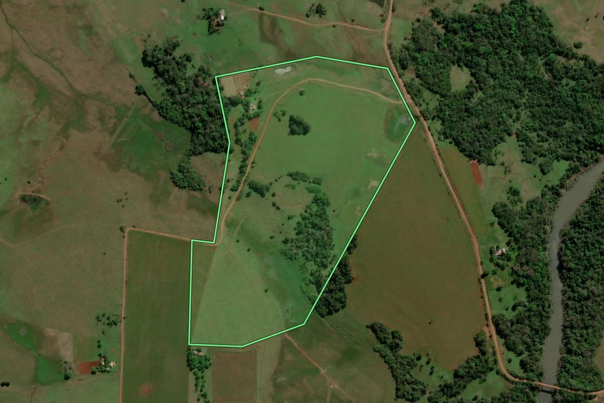 Imagem de satélite do imóvel rural em Bossoroca (RS), com o contorno declarado no CAR desenhado por cima.