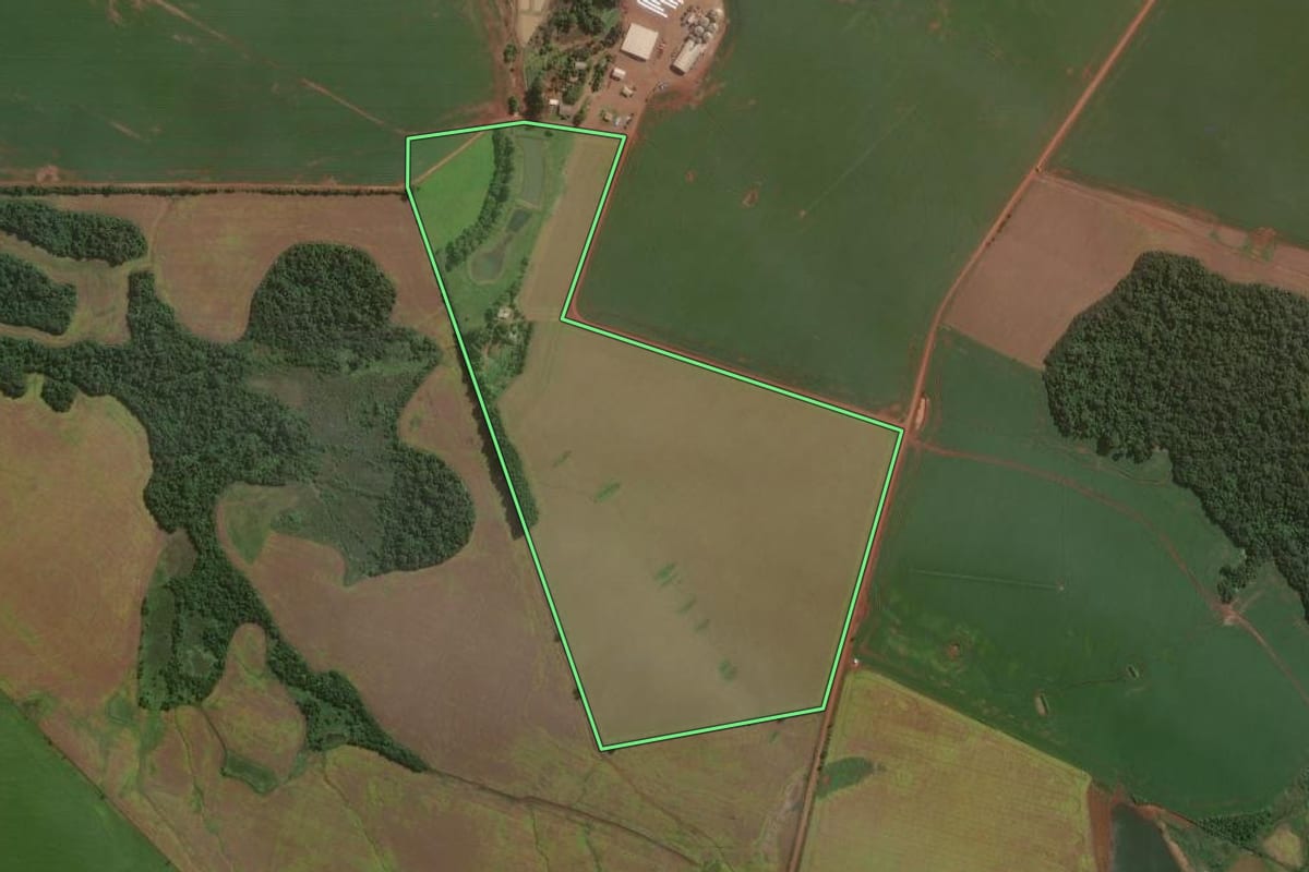 Imagem de satélite do imóvel rural em Bossoroca (RS), com o contorno declarado no CAR desenhado por cima.