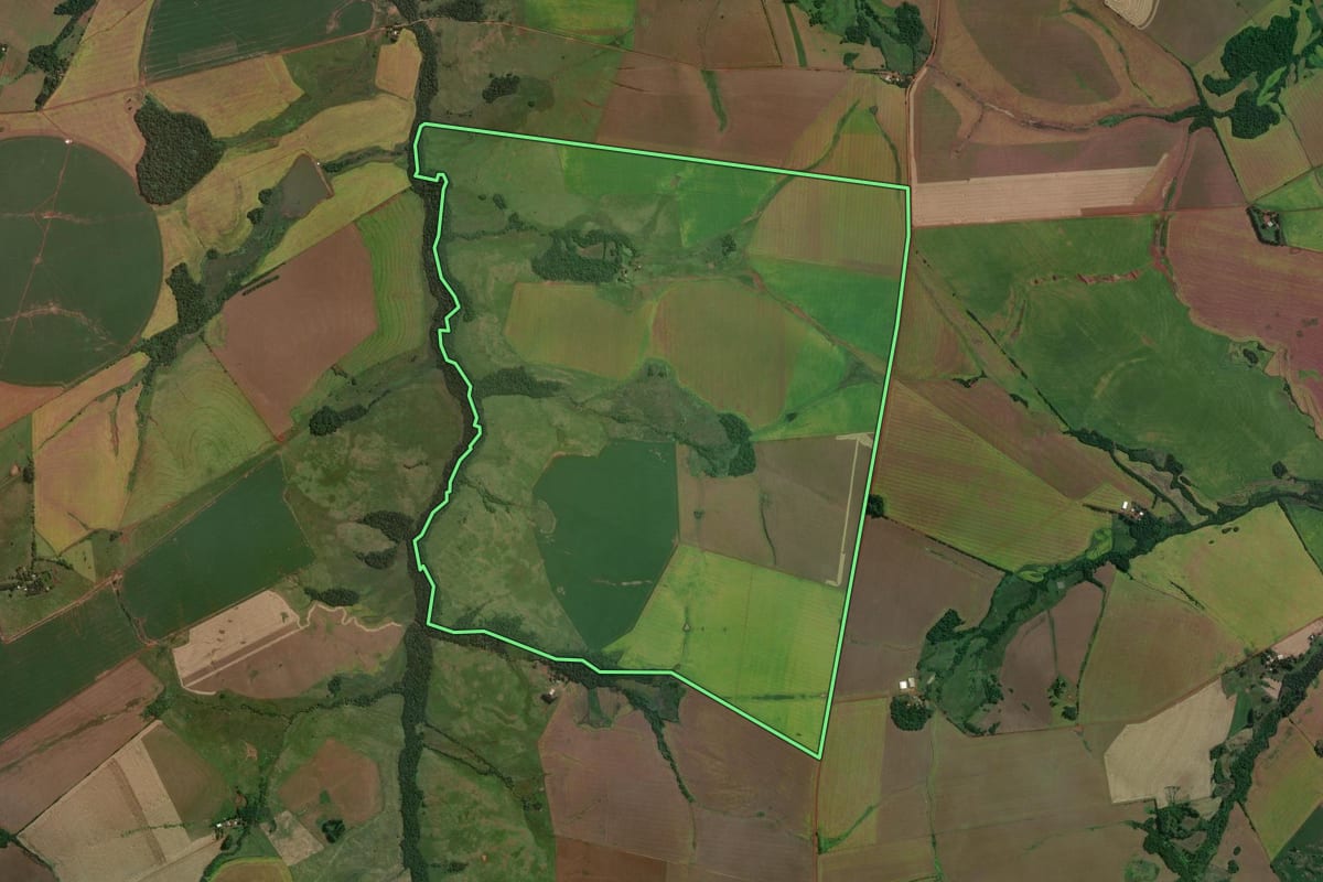 Imagem de satélite do imóvel rural em Bossoroca (RS), com o contorno declarado no CAR desenhado por cima.