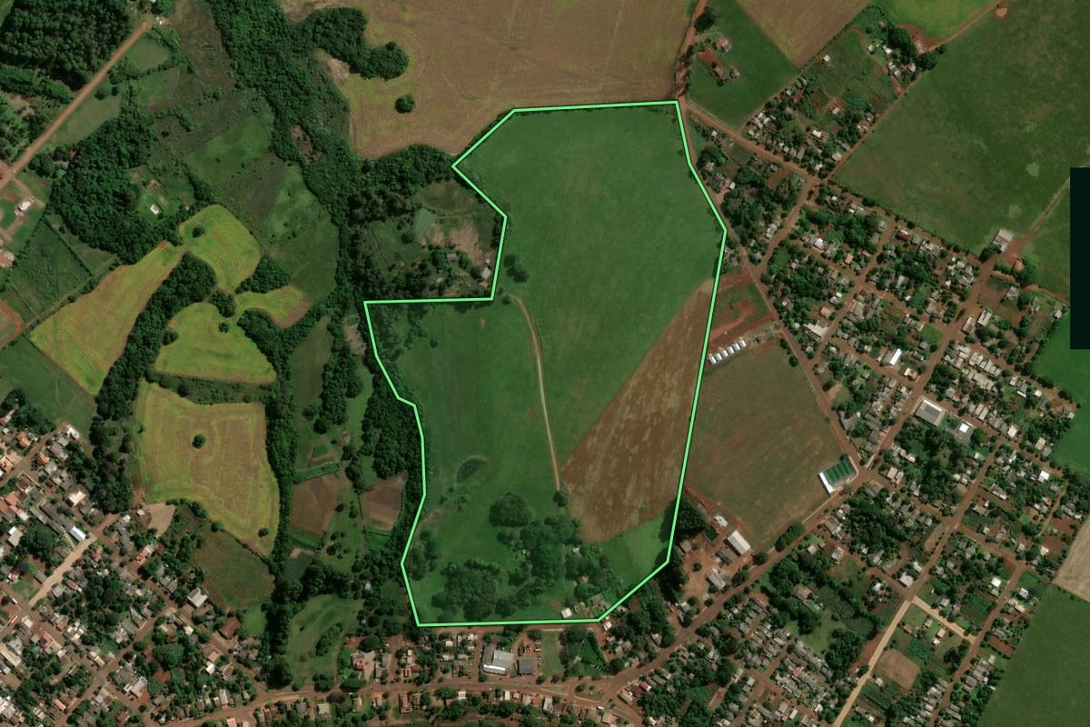 Imagem de satélite do imóvel rural em Bossoroca (RS), com o contorno declarado no CAR desenhado por cima.