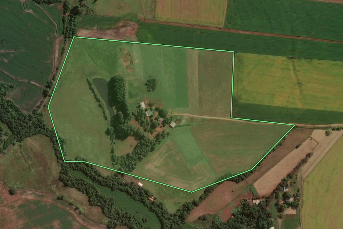 Imagem de satélite do imóvel rural em Bossoroca (RS), com o contorno declarado no CAR desenhado por cima.