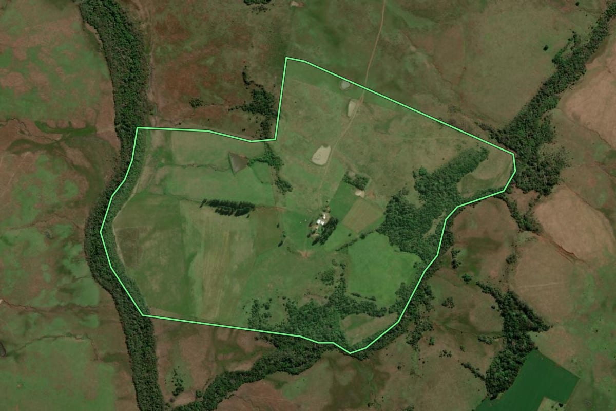 Imagem de satélite do imóvel rural em Bossoroca (RS), com o contorno declarado no CAR desenhado por cima.