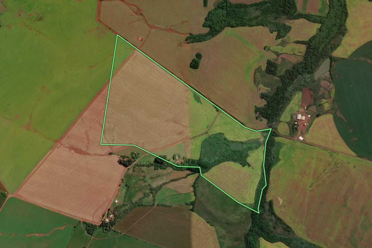 Imagem de satélite do imóvel rural em Bossoroca (RS), com o contorno declarado no CAR desenhado por cima.