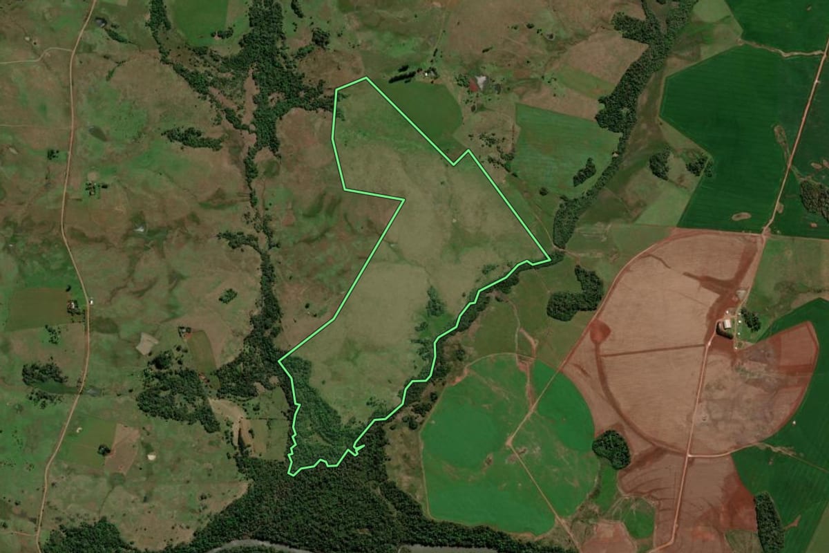 Imagem de satélite do imóvel rural em Bossoroca (RS), com o contorno declarado no CAR desenhado por cima.