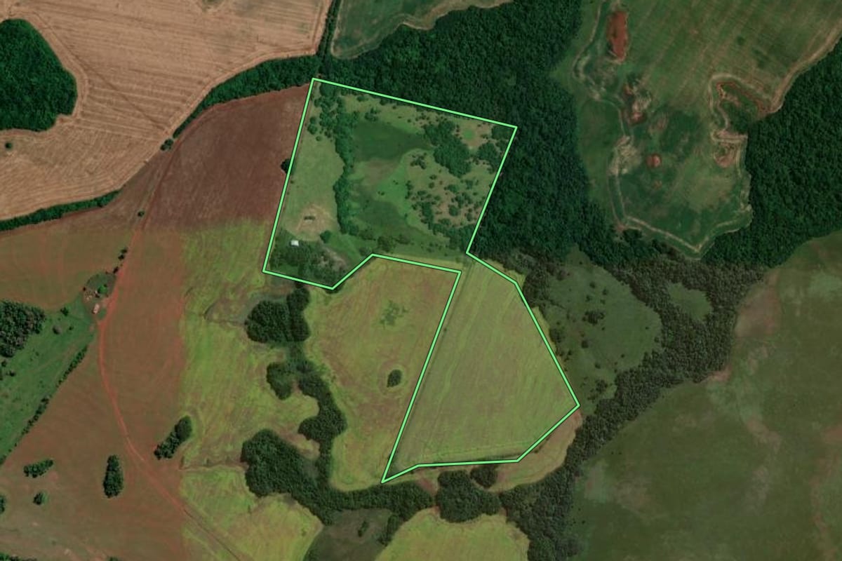 Imagem de satélite do imóvel rural em Bossoroca (RS), com o contorno declarado no CAR desenhado por cima.